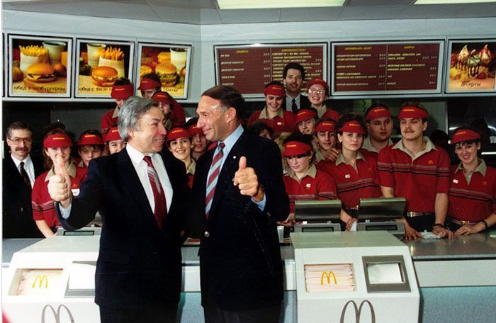 Le premier McDonald's de Moscou a ouvert ses portes en 1990, et ces 27 photos montrent à quel point c'était insensé Le premier McDonald's de Moscou a ouvert ses portes en 1990, et ces 27 photos montrent à quel point c'était insensé