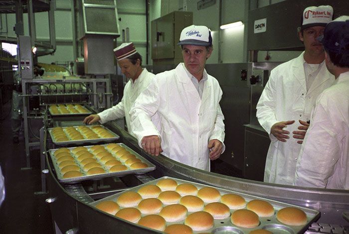 Le premier McDonald's de Moscou a ouvert ses portes en 1990, et ces 27 photos montrent à quel point c'était insensé Le premier McDonald's de Moscou a ouvert ses portes en 1990, et ces 27 photos montrent à quel point c'était insensé