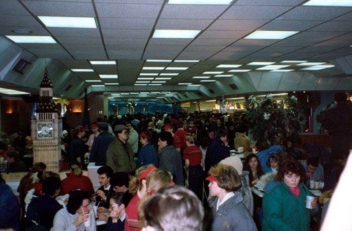 Le premier McDonald's de Moscou a ouvert ses portes en 1990, et ces 27 photos montrent à quel point c'était insensé Le premier McDonald's de Moscou a ouvert ses portes en 1990, et ces 27 photos montrent à quel point c'était insensé