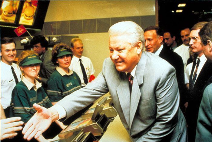 Le premier McDonald's de Moscou a ouvert ses portes en 1990, et ces 27 photos montrent à quel point c'était insensé Le premier McDonald's de Moscou a ouvert ses portes en 1990, et ces 27 photos montrent à quel point c'était insensé