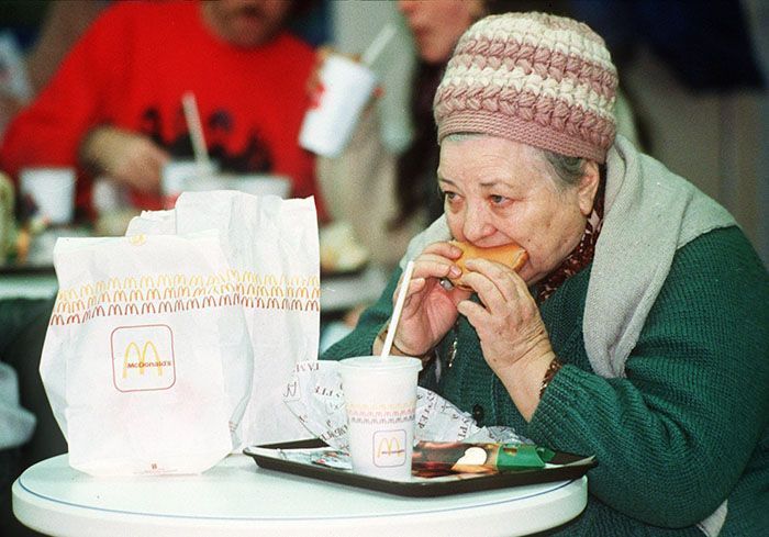 Le premier McDonald's de Moscou a ouvert ses portes en 1990, et ces 27 photos montrent à quel point c'était insensé Le premier McDonald's de Moscou a ouvert ses portes en 1990, et ces 27 photos montrent à quel point c'était insensé