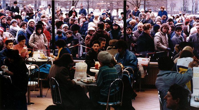 Le premier McDonald's de Moscou a ouvert ses portes en 1990, et ces 27 photos montrent à quel point c'était insensé Le premier McDonald's de Moscou a ouvert ses portes en 1990, et ces 27 photos montrent à quel point c'était insensé
