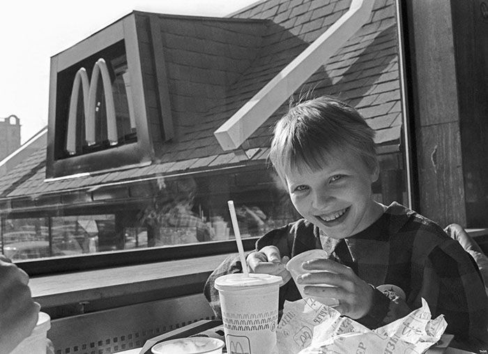 Le premier McDonald's de Moscou a ouvert ses portes en 1990, et ces 27 photos montrent à quel point c'était insensé Le premier McDonald's de Moscou a ouvert ses portes en 1990, et ces 27 photos montrent à quel point c'était insensé