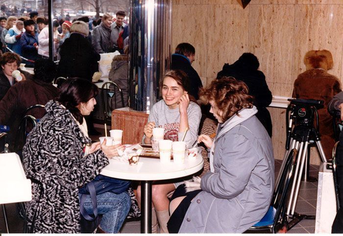 Le premier McDonald's de Moscou a ouvert ses portes en 1990, et ces 27 photos montrent à quel point c'était insensé Le premier McDonald's de Moscou a ouvert ses portes en 1990, et ces 27 photos montrent à quel point c'était insensé