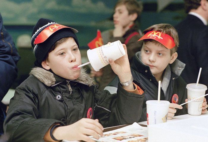 Le premier McDonald's de Moscou a ouvert ses portes en 1990, et ces 27 photos montrent à quel point c'était insensé Le premier McDonald's de Moscou a ouvert ses portes en 1990, et ces 27 photos montrent à quel point c'était insensé