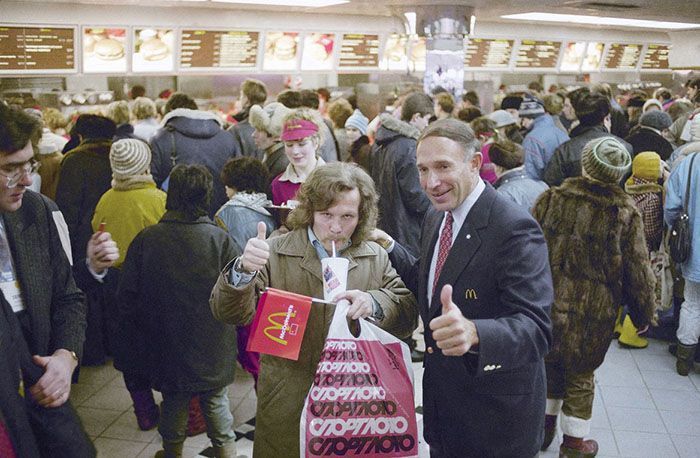 Le premier McDonald's de Moscou a ouvert ses portes en 1990, et ces 27 photos montrent à quel point c'était insensé Le premier McDonald's de Moscou a ouvert ses portes en 1990, et ces 27 photos montrent à quel point c'était insensé