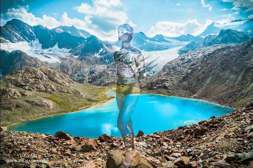 Elle peint le corp des gens pour qu'ils puissent se camoufler parfaitement avec leur environnement. Elle peint le corp des gens pour qu'ils puissent se camoufler parfaitement avec leur environnement.
