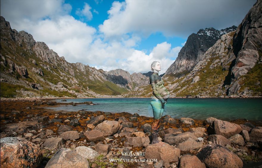 Elle peint le corp des gens pour qu'ils puissent se camoufler parfaitement avec leur environnement. Elle peint le corp des gens pour qu'ils puissent se camoufler parfaitement avec leur environnement.