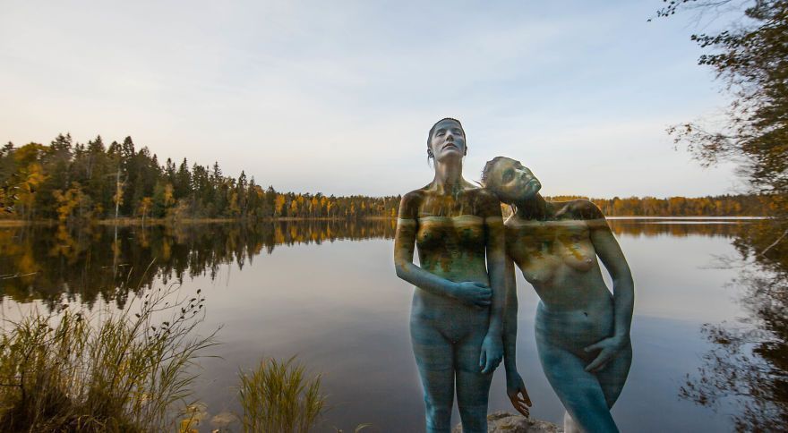 Elle peint le corp des gens pour qu'ils puissent se camoufler parfaitement avec leur environnement. Elle peint le corp des gens pour qu'ils puissent se camoufler parfaitement avec leur environnement.