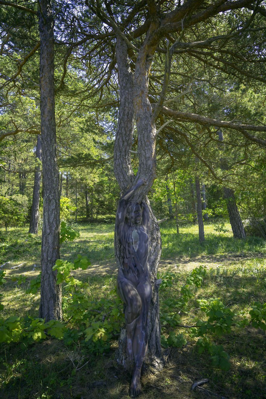 Elle peint le corp des gens pour qu'ils puissent se camoufler parfaitement avec leur environnement. Elle peint le corp des gens pour qu'ils puissent se camoufler parfaitement avec leur environnement.