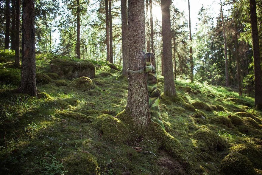 Elle peint le corp des gens pour qu'ils puissent se camoufler parfaitement avec leur environnement. Elle peint le corp des gens pour qu'ils puissent se camoufler parfaitement avec leur environnement.