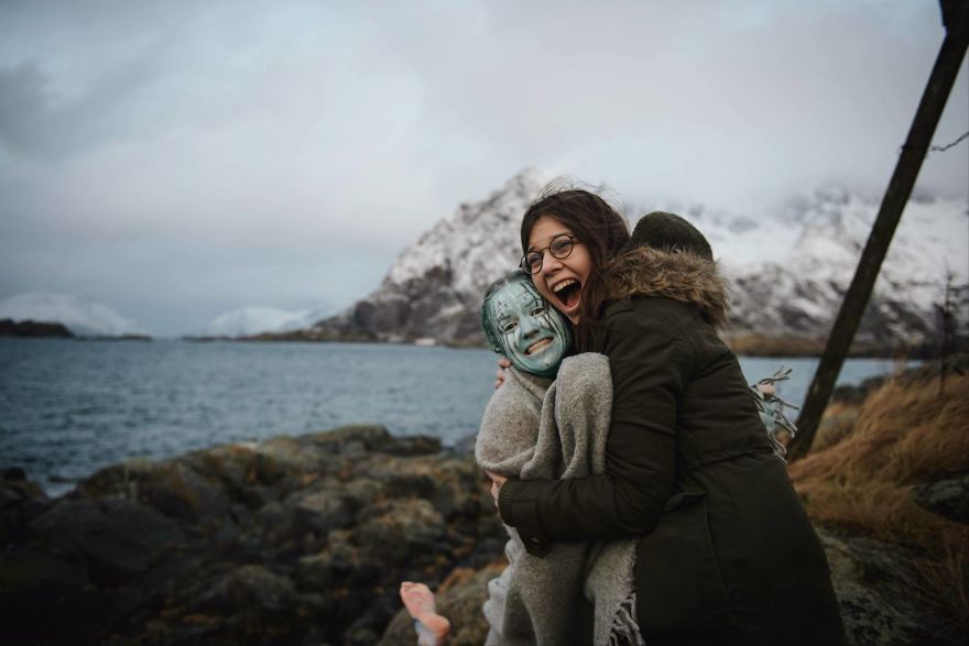 Elle peint le corp des gens pour qu'ils puissent se camoufler parfaitement avec leur environnement. Elle peint le corp des gens pour qu'ils puissent se camoufler parfaitement avec leur environnement.