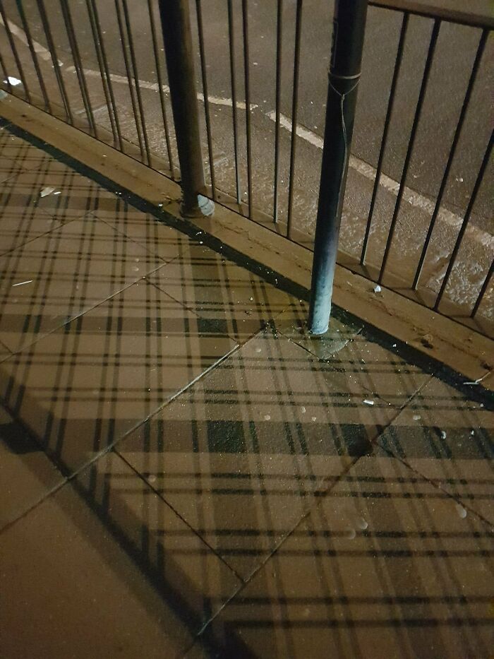 108 Times People Spotted Shadows Of Things That Look Deceiving And Just Had To Take A Pic Of Them