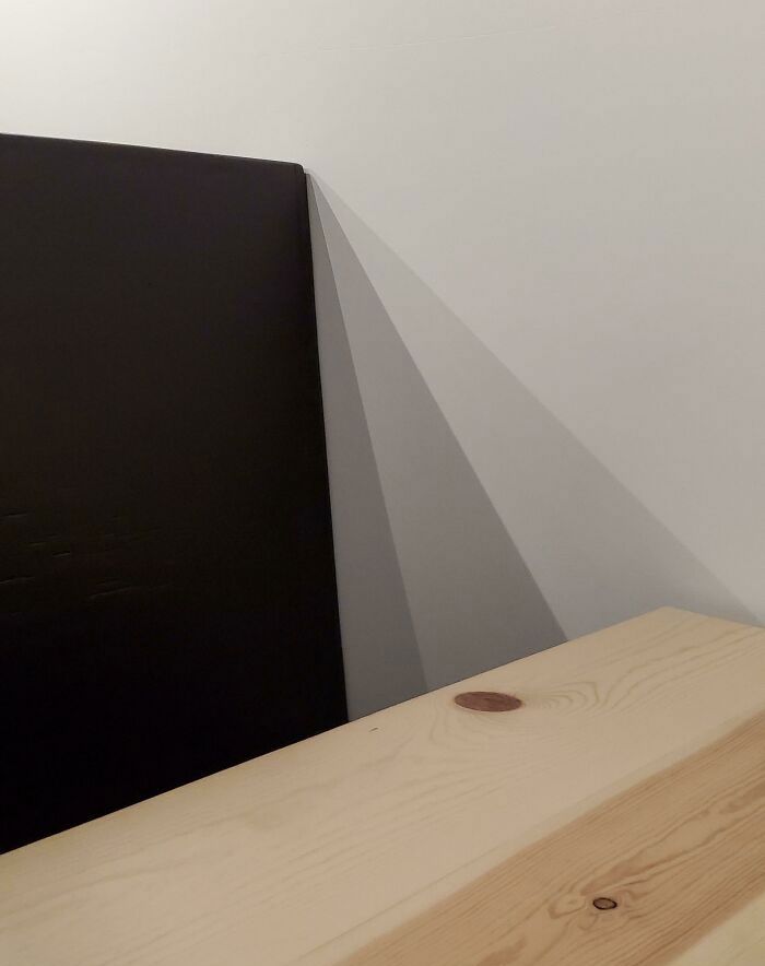 108 Times People Spotted Shadows Of Things That Look Deceiving And Just Had To Take A Pic Of Them