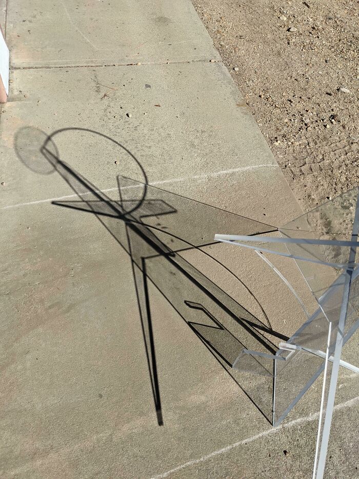 108 Times People Spotted Shadows Of Things That Look Deceiving And Just Had To Take A Pic Of Them