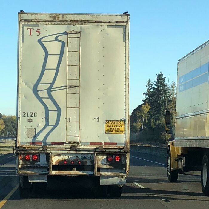 108 Times People Spotted Shadows Of Things That Look Deceiving And Just Had To Take A Pic Of Them