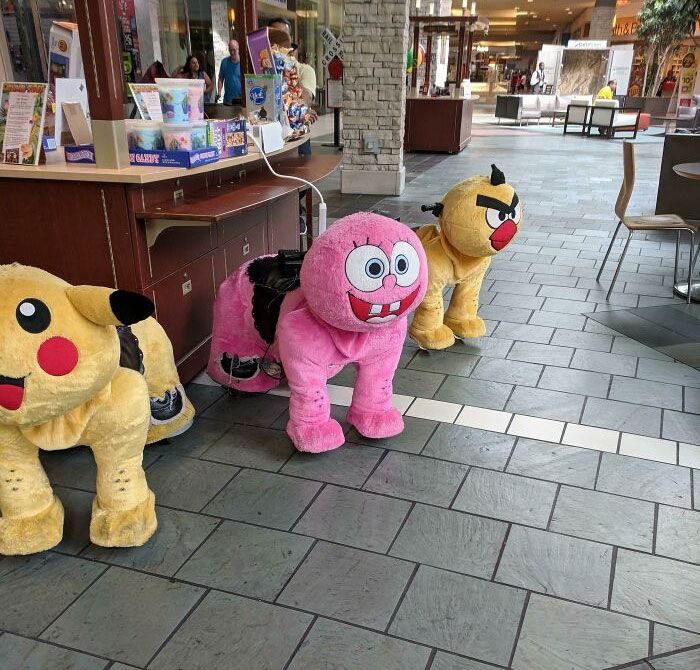 ces jouets à enfourcher dans un centre commercial