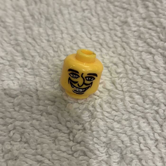 ce visage de lego effrayant que j’ai trouvé en triant une boîte de jouets