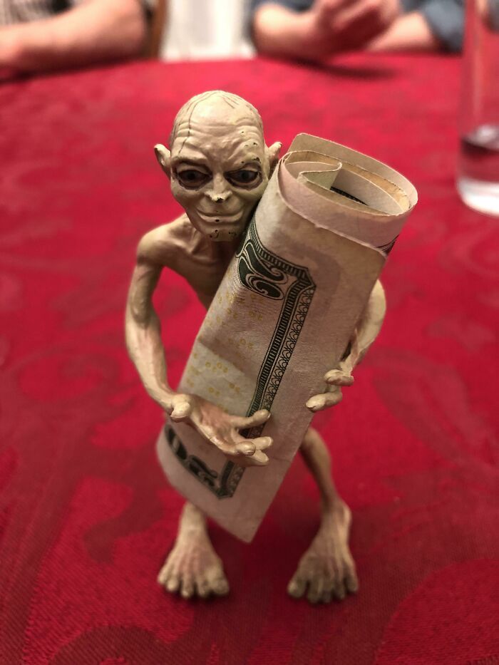 Ma famille et moi utilisons ce jouet gollum pour tenir l’argent lorsque nous jouons aux cartes.