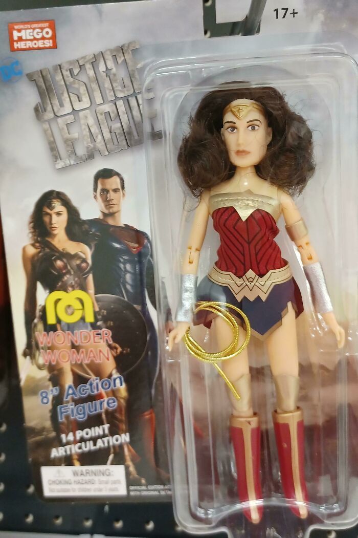 Ce jouet wonder woman chez target aujourd’hui ressemble à superman en travesti. joyeux noël