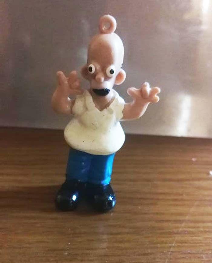 ce bootleg chinois bizarre est homer simpson. je ne sais même pas où je l’ai eu ni depuis combien de temps je l’ai, mais je ne pense pas qu’il ait été fabriqué légalement