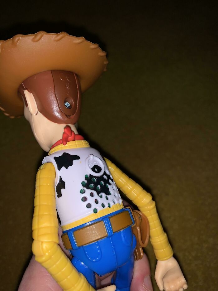 Mon fils a reçu un jouet Woody pour son anniversaire. La première chose qu’il a faite a été de le retourner et d’attraper la corde à tirer.