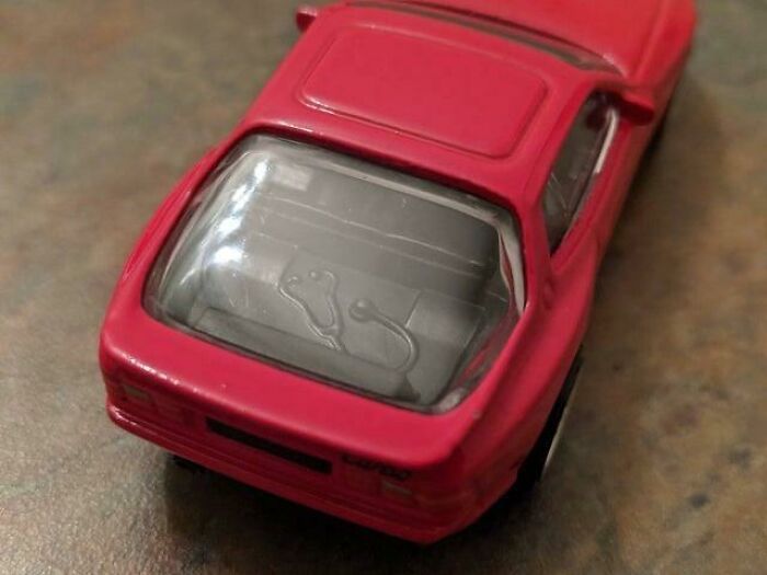 le concepteur de la porsche 944 hot wheel avait un cancer, le stéthoscope a été ajouté par ryu pour rendre hommage à son médecin cancérologue, qui conduisait une 944. repose en paix ryu asada