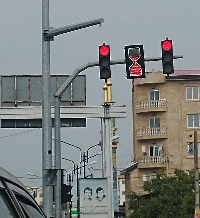 ce feu de signalisation en forme de sablier