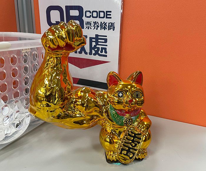 des statues de maneki-neko dans mon gymnase local