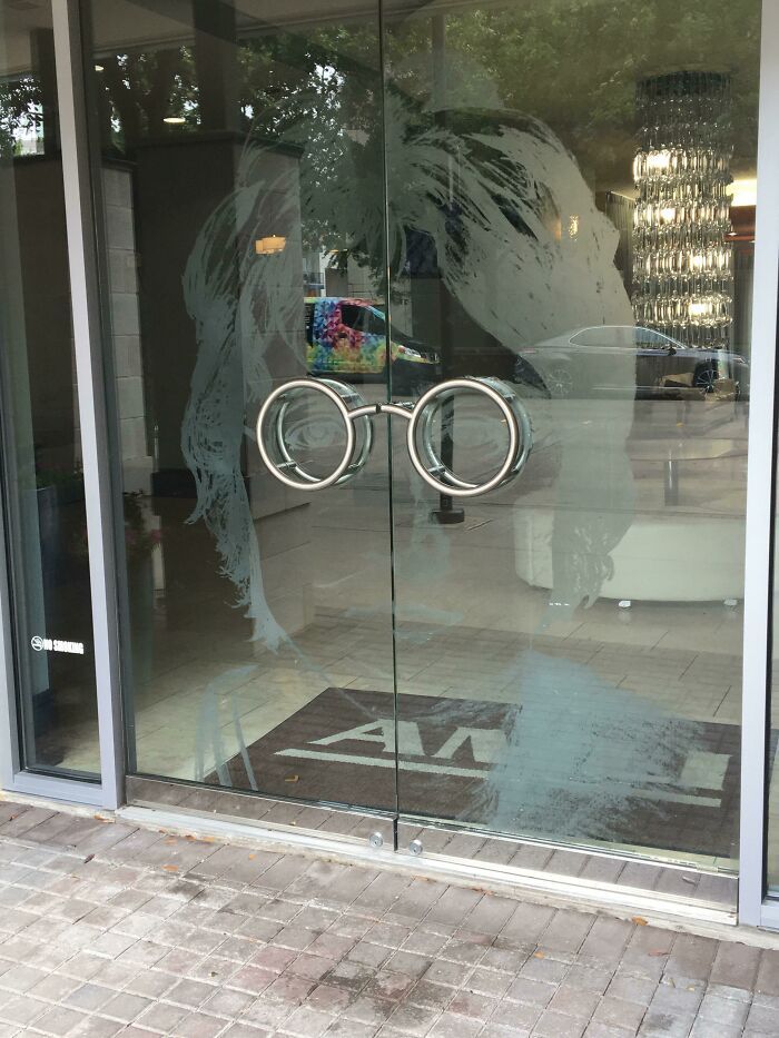 poignée de porte comme les lunettes de john lennon