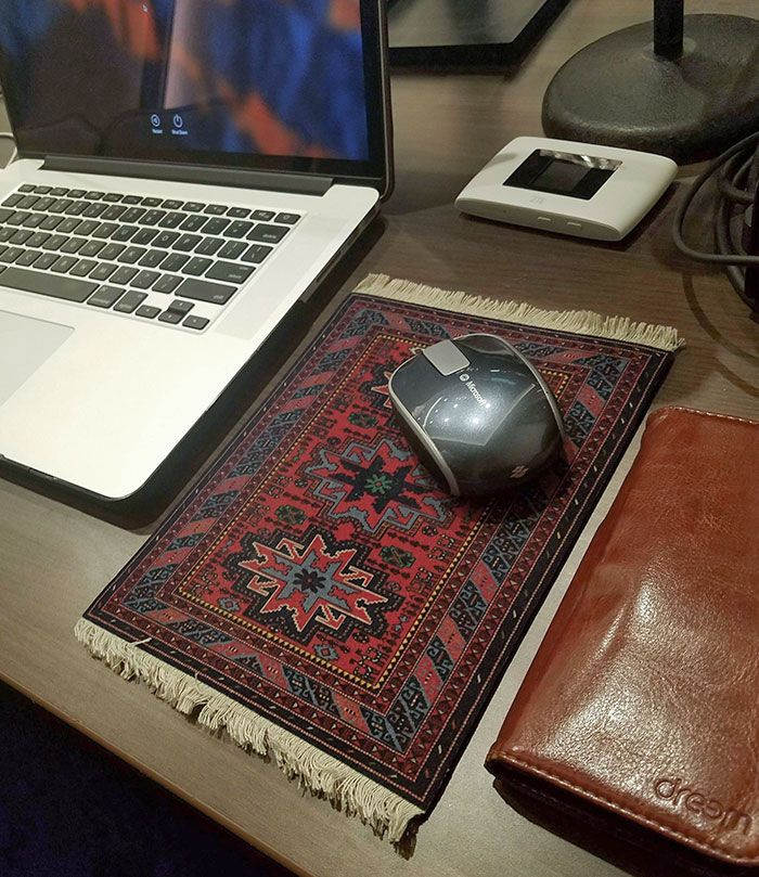 le tapis de souris de mon patron en forme de petit tapis