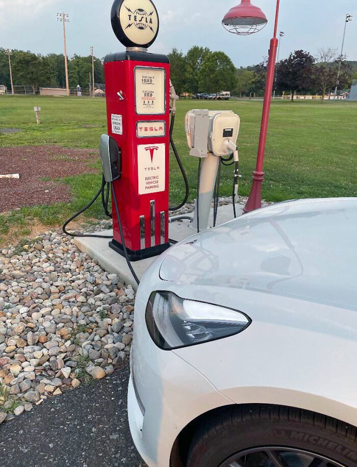 ce tesla charger configuré pour ressembler à une pompe à essence vintage