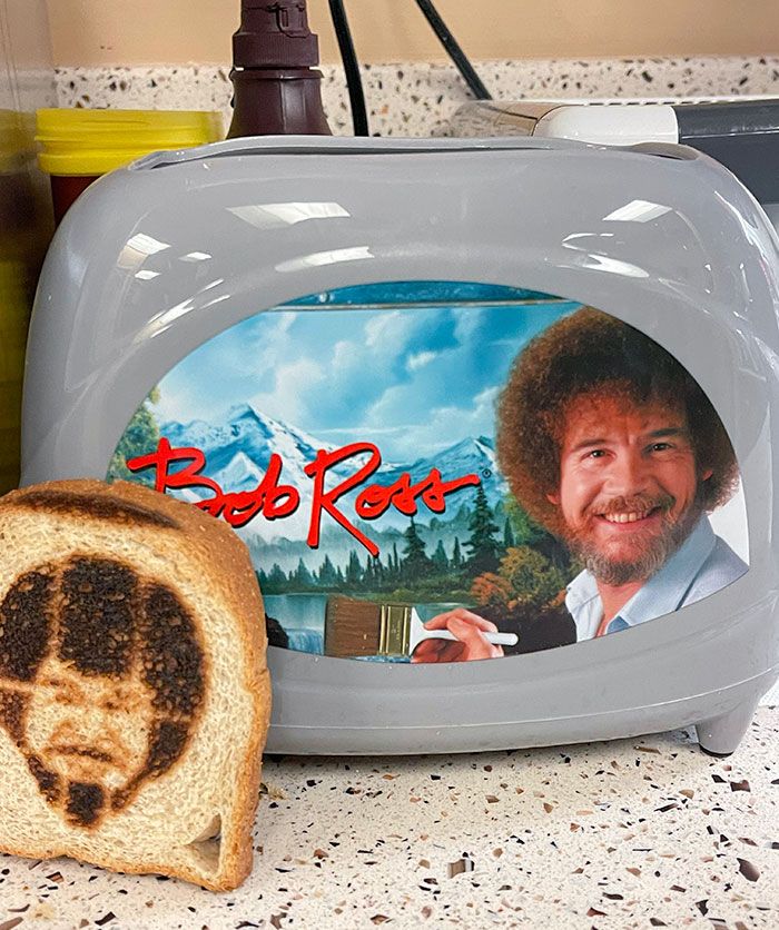 quelqu’un a mis un grille-pain bob ross dans notre salle de repos, et il brûle une image de bob ross sur les toasts.