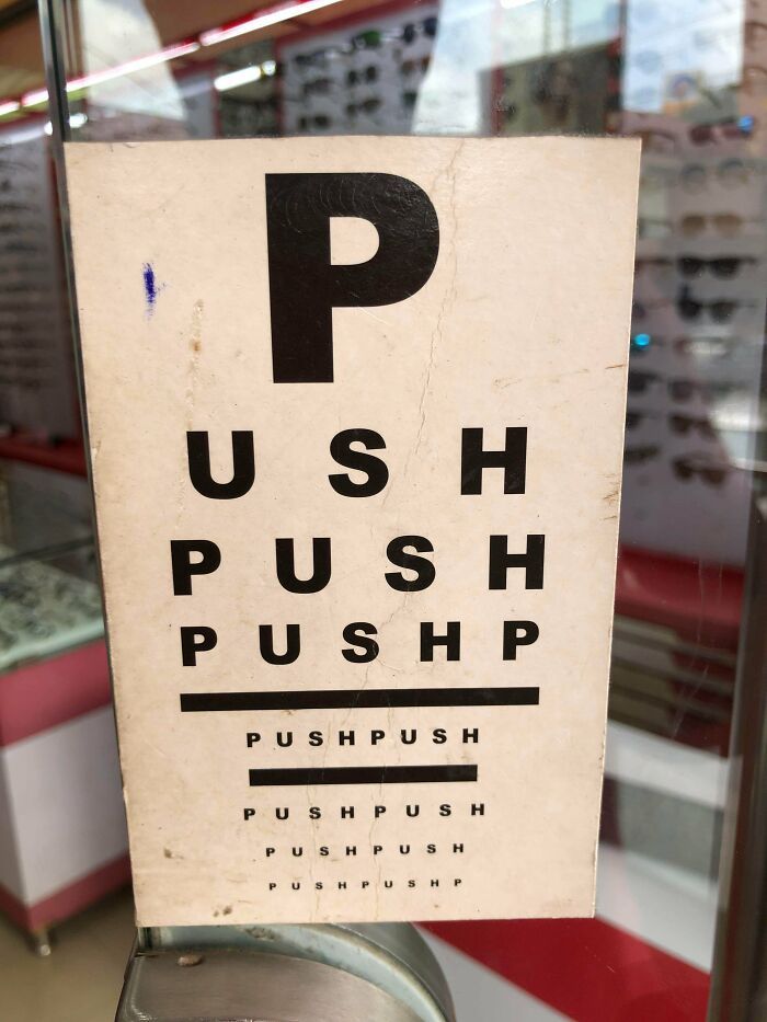 un panneau “push/pull” sur la porte d’un magasin de lunettes