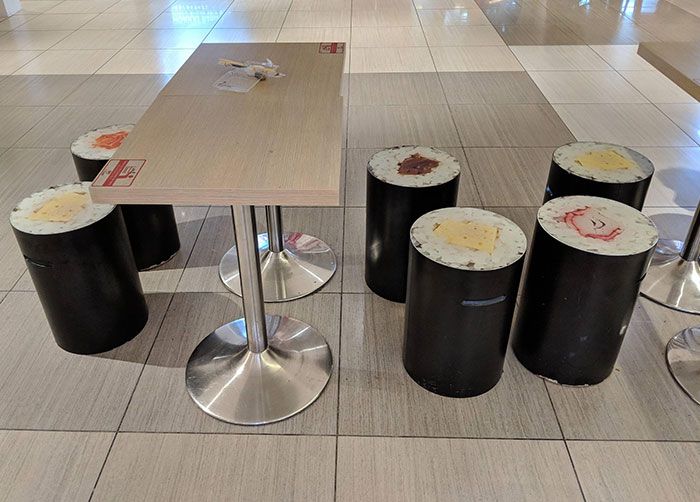 Les chaises à sushi du sushi bar