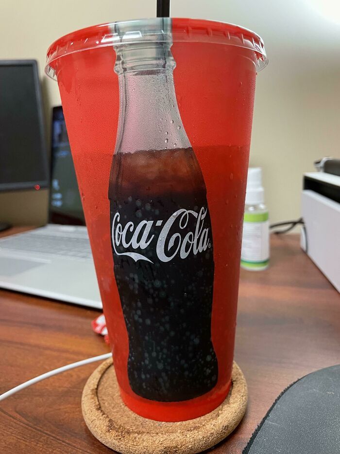 La bouteille de coca de ce gobelet est transparente, donc la bouteille se vide au fur et à mesure que tu bois.