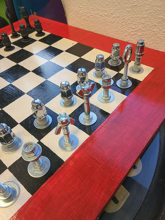 Pièces d’échecs fabriquées à partir de matériel