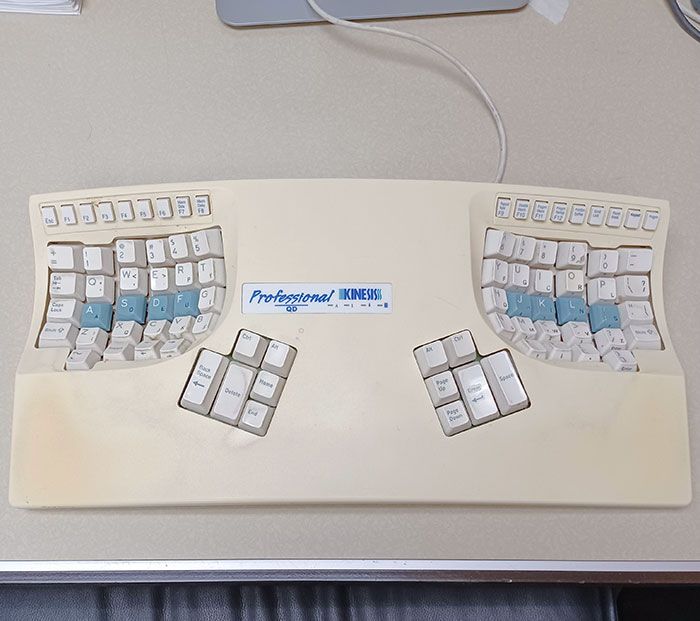 Ce vieux clavier que j’ai trouvé dans un bureau en nettoyant sur le campus