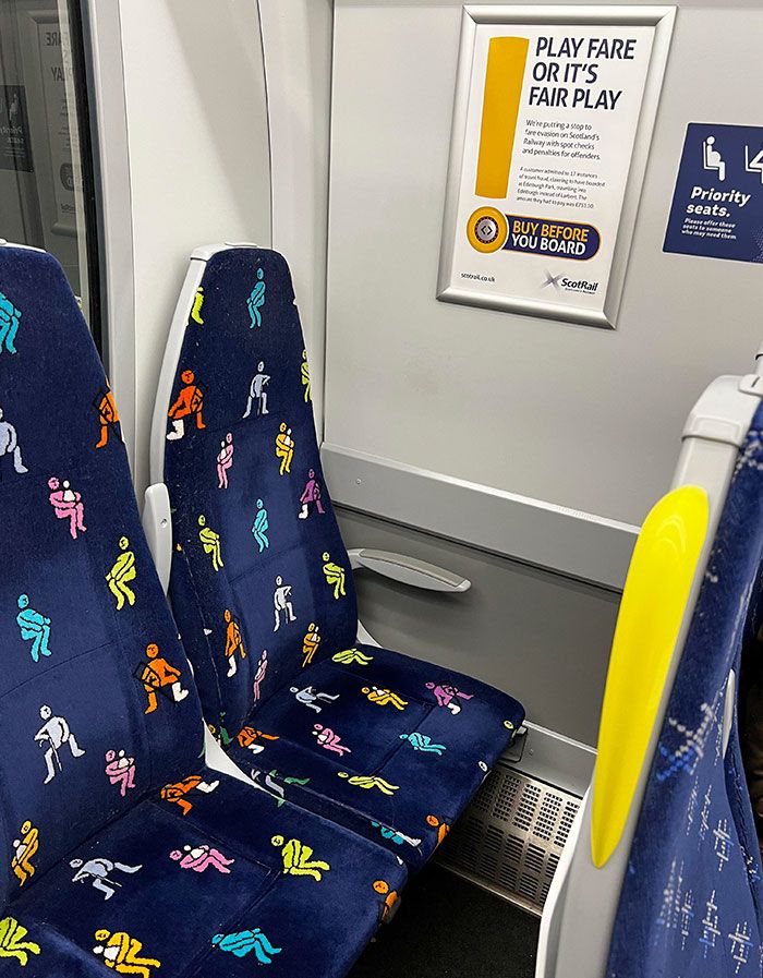 Ces sièges prioritaires dans un train sont accompagnés de dessins montrant des exemples de personnes qui pourraient en avoir besoin.