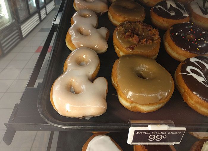 Cette station-service vend des beignets en forme d’esperluette.