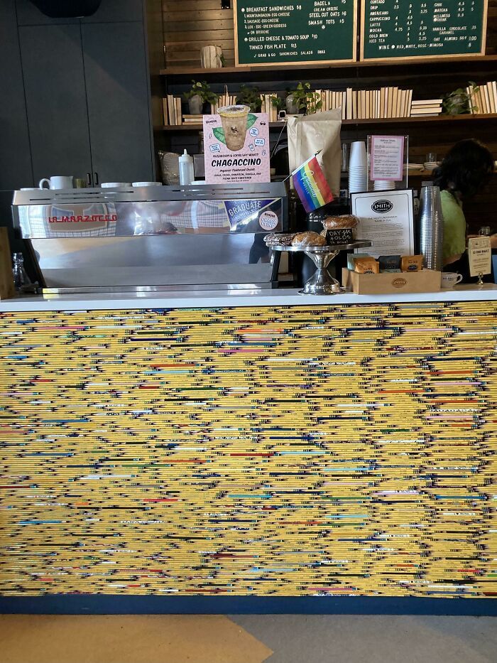 Le café de l’université a utilisé des crayons au lieu du carrelage au comptoir.