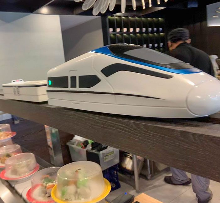 Le restaurant sushi train avait un train qui servait des sushis.