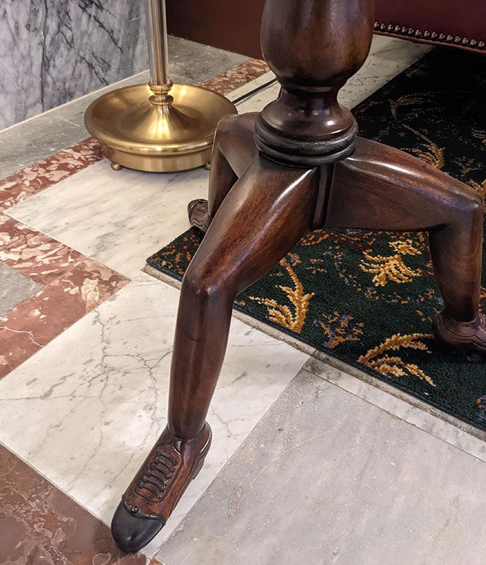 les pieds de cette table dans le bâtiment du capitole de l’État de l’Idaho