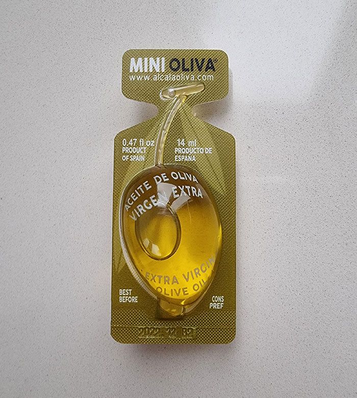 un paquet d’huile d’olive en forme d’olive