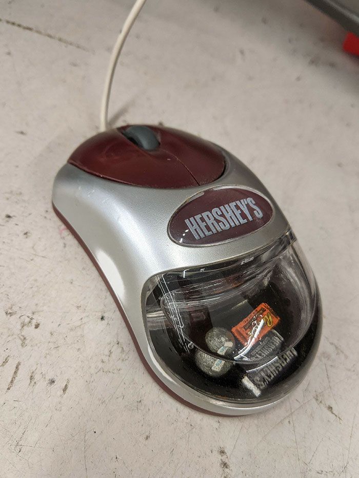 trouvaille de bonne volonté : la souris de pc hershey’s a un aquarium intégré avec de minuscules bonbons flottants