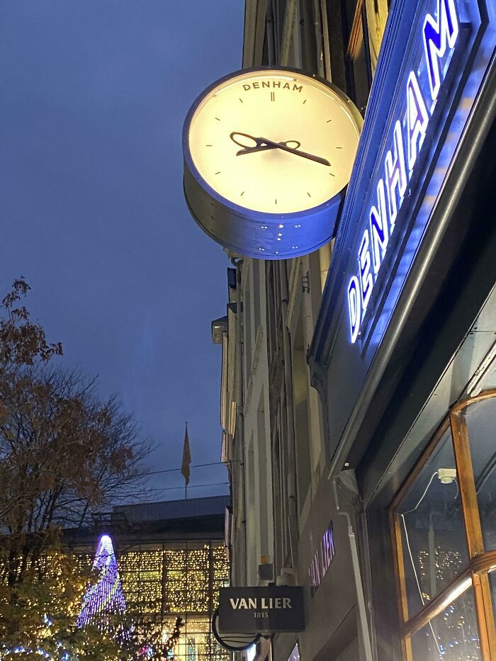 l’horloge d’un salon de coiffure local