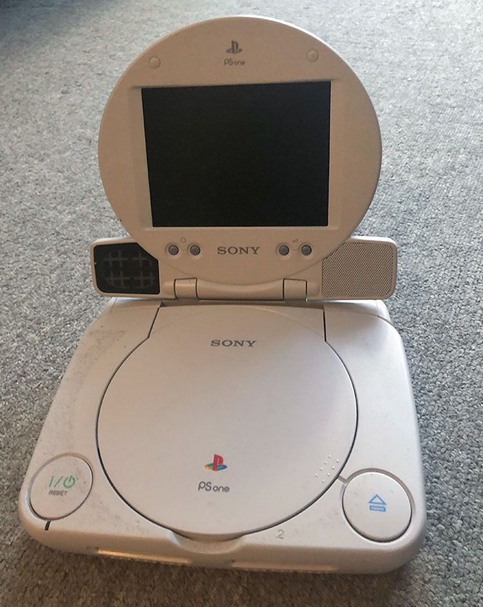 L’ancienne ps1 de mon copain a un écran au-dessus d’elle