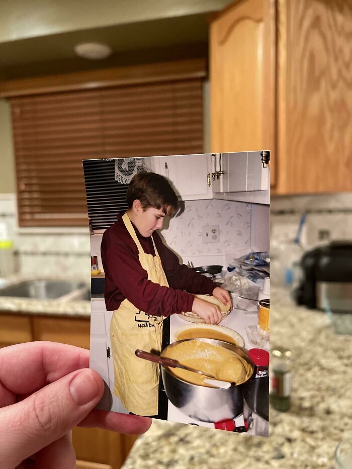 Ce n’est pas parfait, mais j’ai 38 ans maintenant et c’est moi en train de faire une tarte au collège et dans la cuisine de ma mère maintenant.