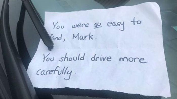 Un homme de Portland a trouvé ses pneus crevés et cette note sur sa voiture.