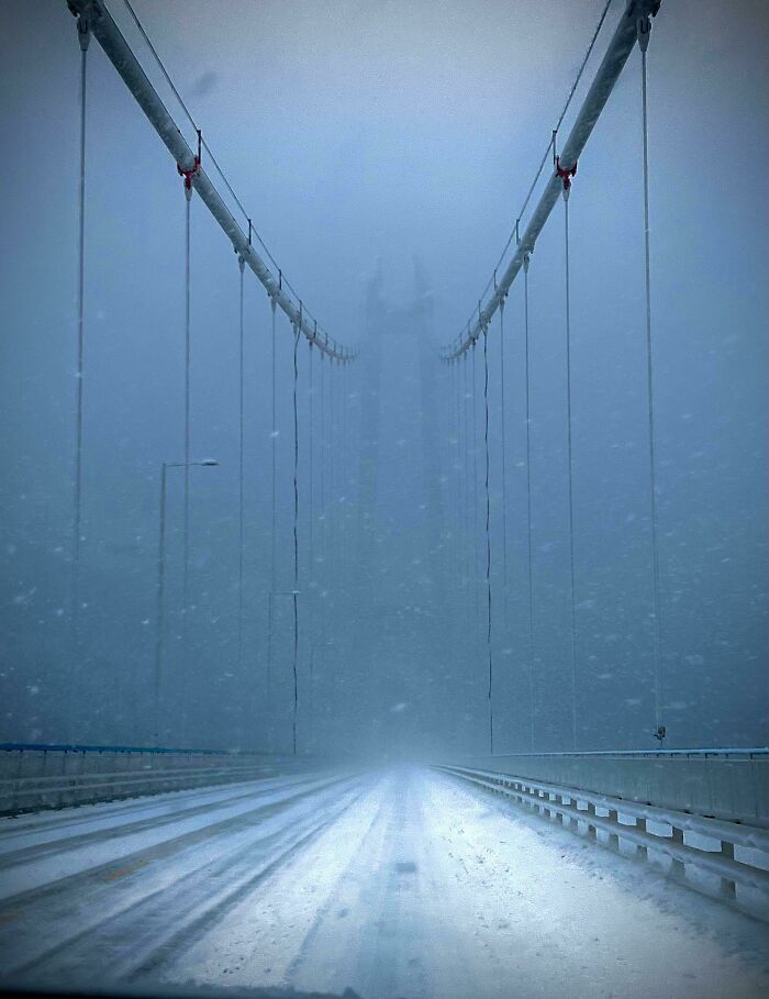 une photo d’un pont avec de la neige que j’ai prise